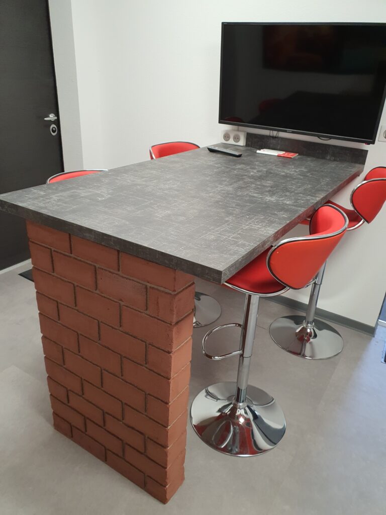 Table et sieges hauts